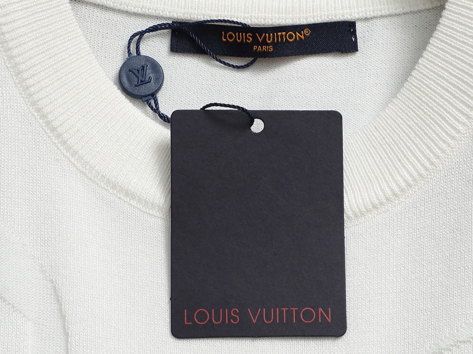 🅿️220 Louis Vuitton/Louis Vuitton Sweater jacquard towel embroidery The large logo is exquisitely upgraded, inspired by the retro embroidery of the 1980s. The original fabric is the same as the official short-sleeved T-shirt. The fabric is dyed in the same vat. It feels very comfortable. The latest brick cabinet synchronization for spring and summer. Fashionable and personalized. Super versatile and good-looking. It is very suitable for both men and women. A must-have for everyone. Hang tag. Collar label. Washed wheat. Complete with three labels. Color: black white. Size: S M L XL